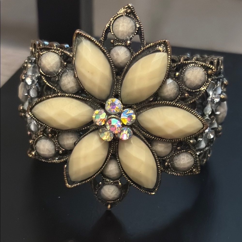 Vintage Floral Cream and brass tone filigree Bracelet